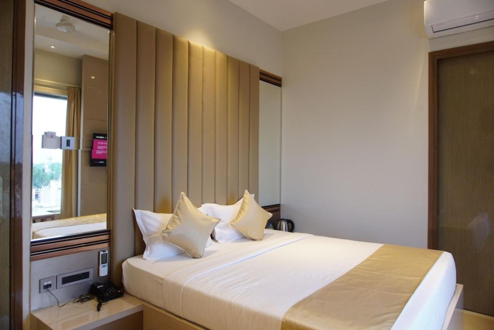 Red Orchid Hotel Kánpur Kültér fotó